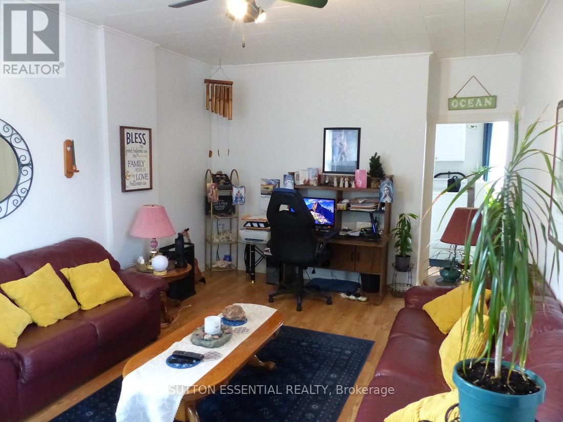 71 Russell Street E Property Photo 9