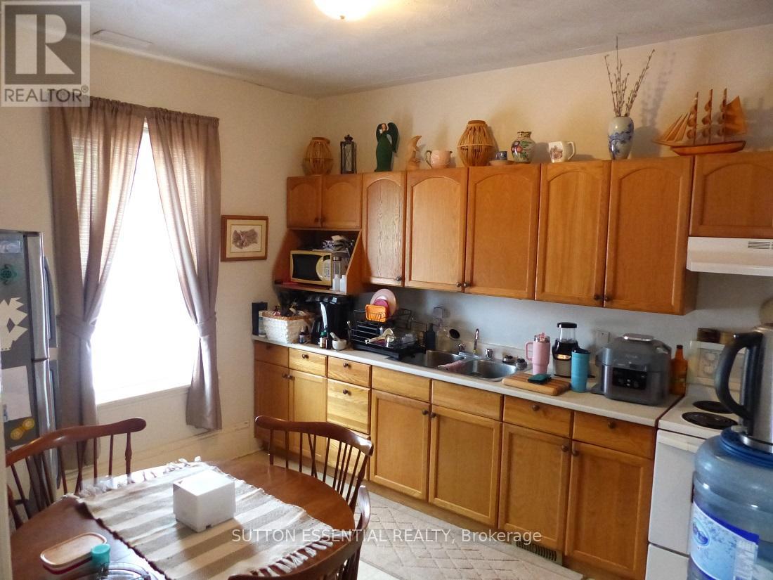 71 Russell Street E Property Photo 10