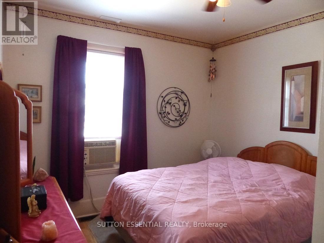 71 Russell Street E Property Photo 11