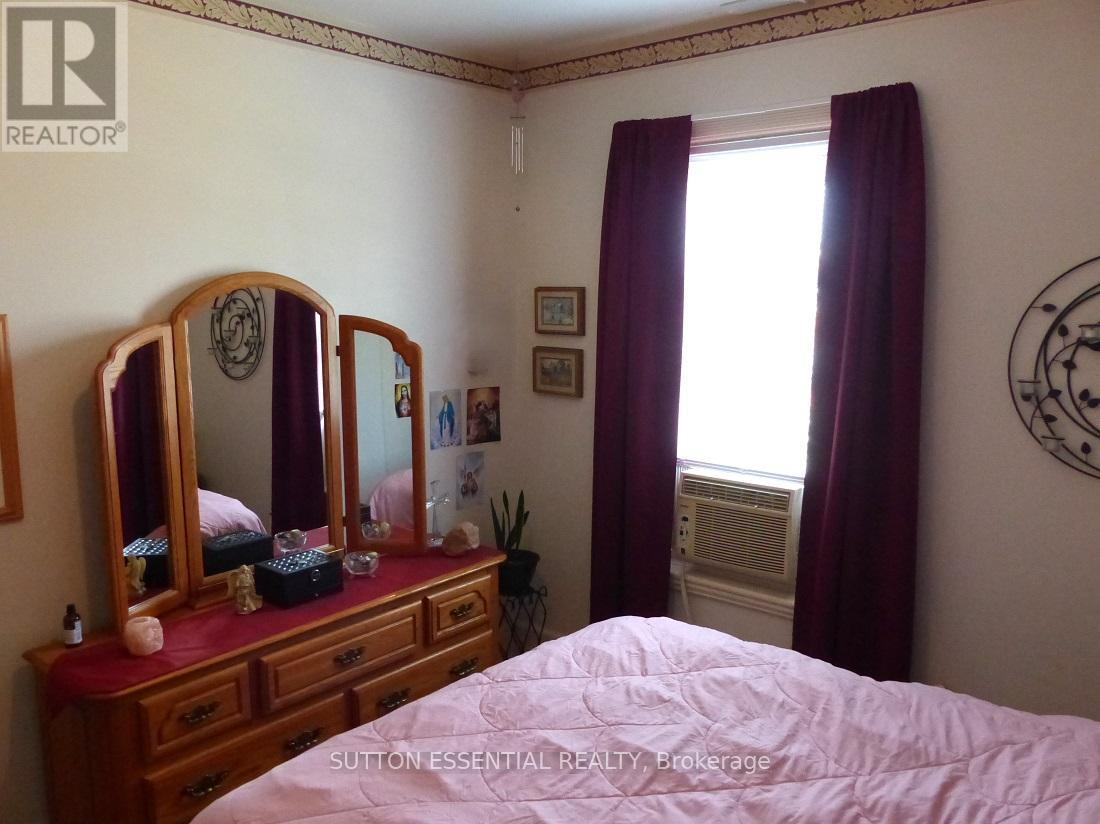 71 Russell Street E Property Photo 12