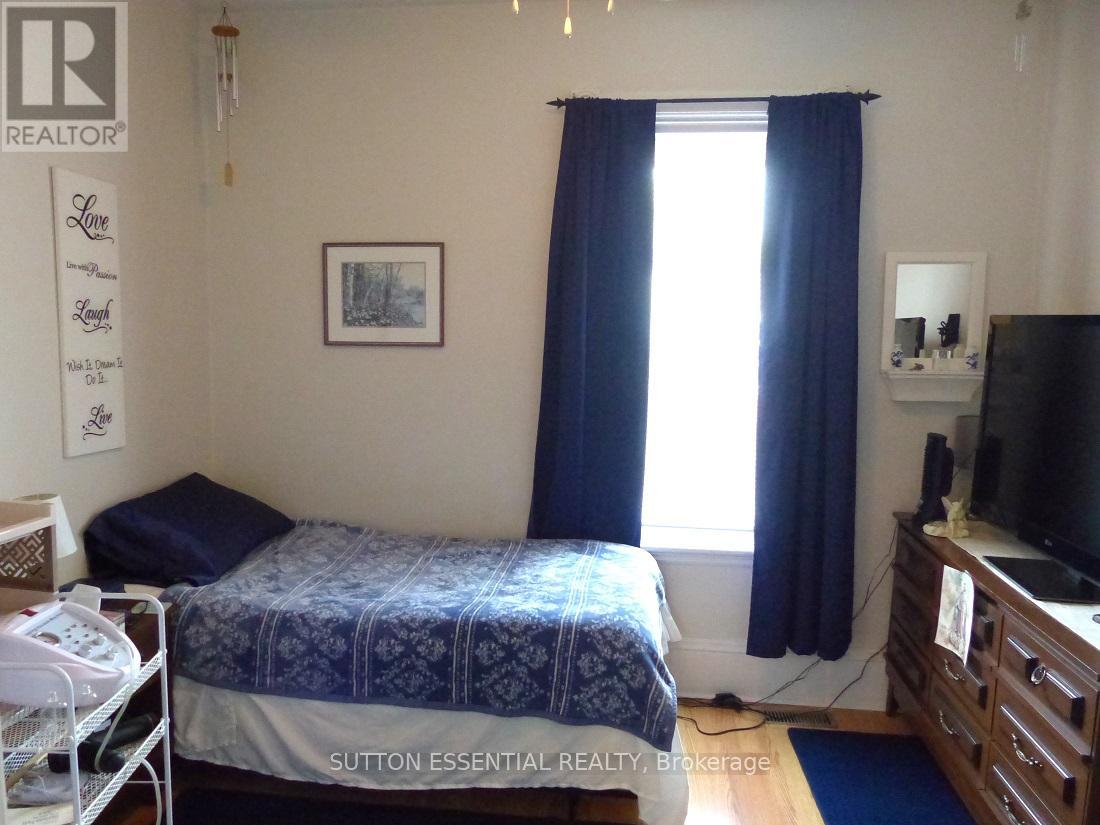 71 Russell Street E Property Photo 13