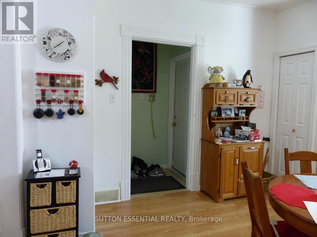 71 Russell Street E Property Photo 23