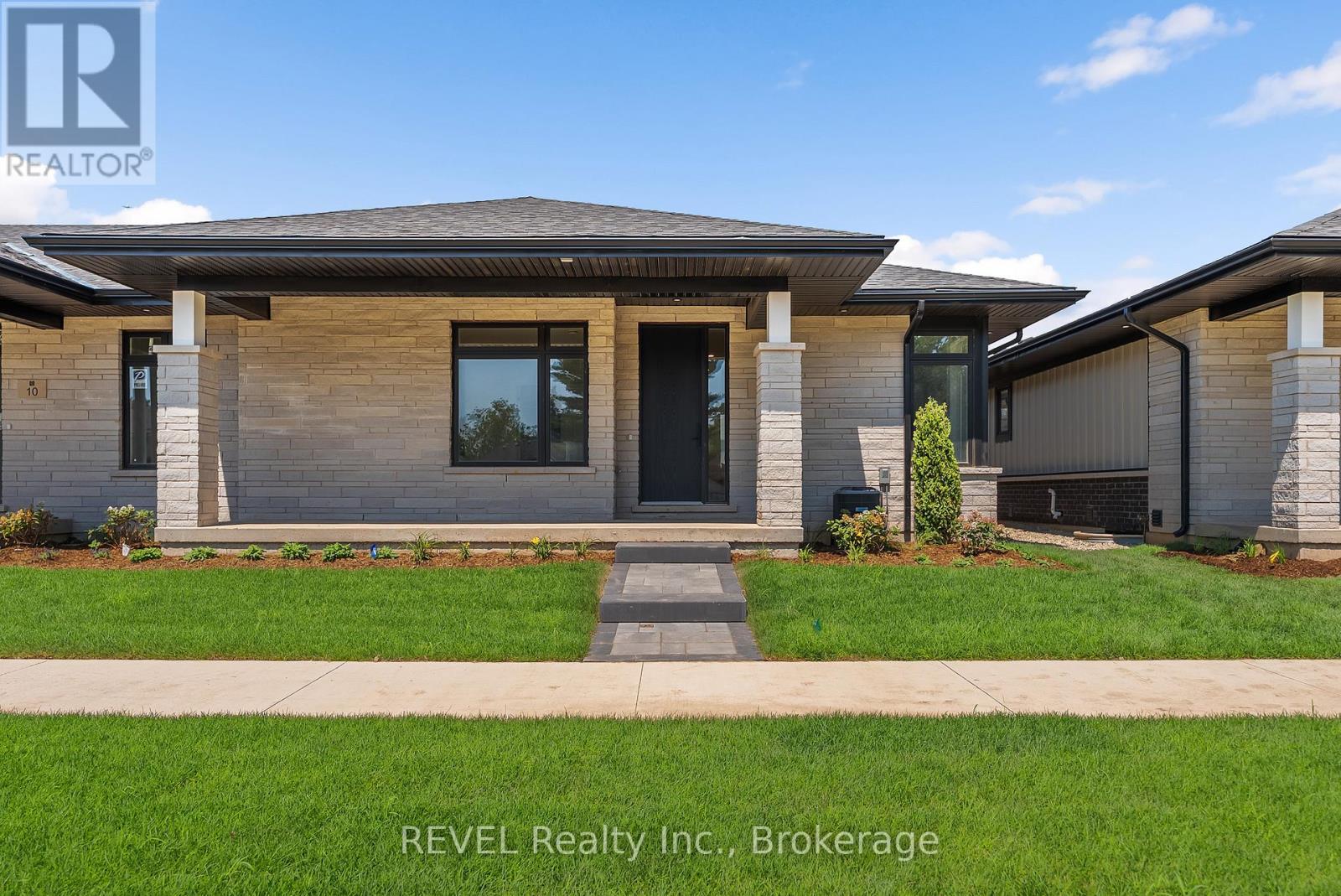 8 Accursi Crescent Property Photo 1