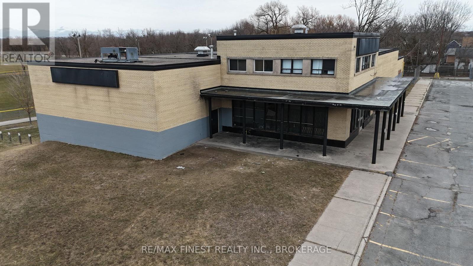 121 Cataraqui Street Property Photo 3