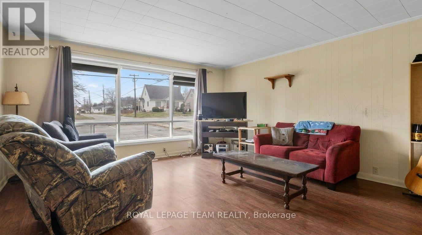 47 Daniel Street S Property Photo 4