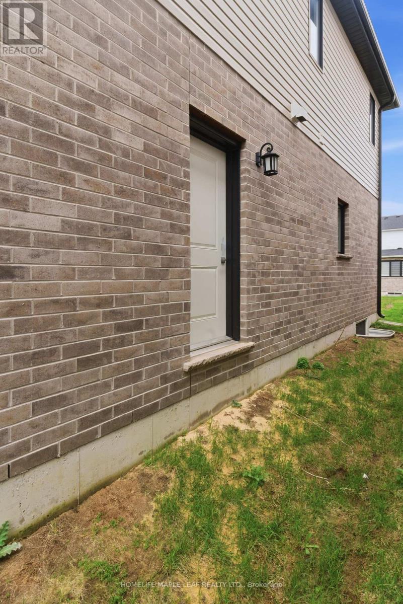 1566 Wright Crescent Property Photo 46