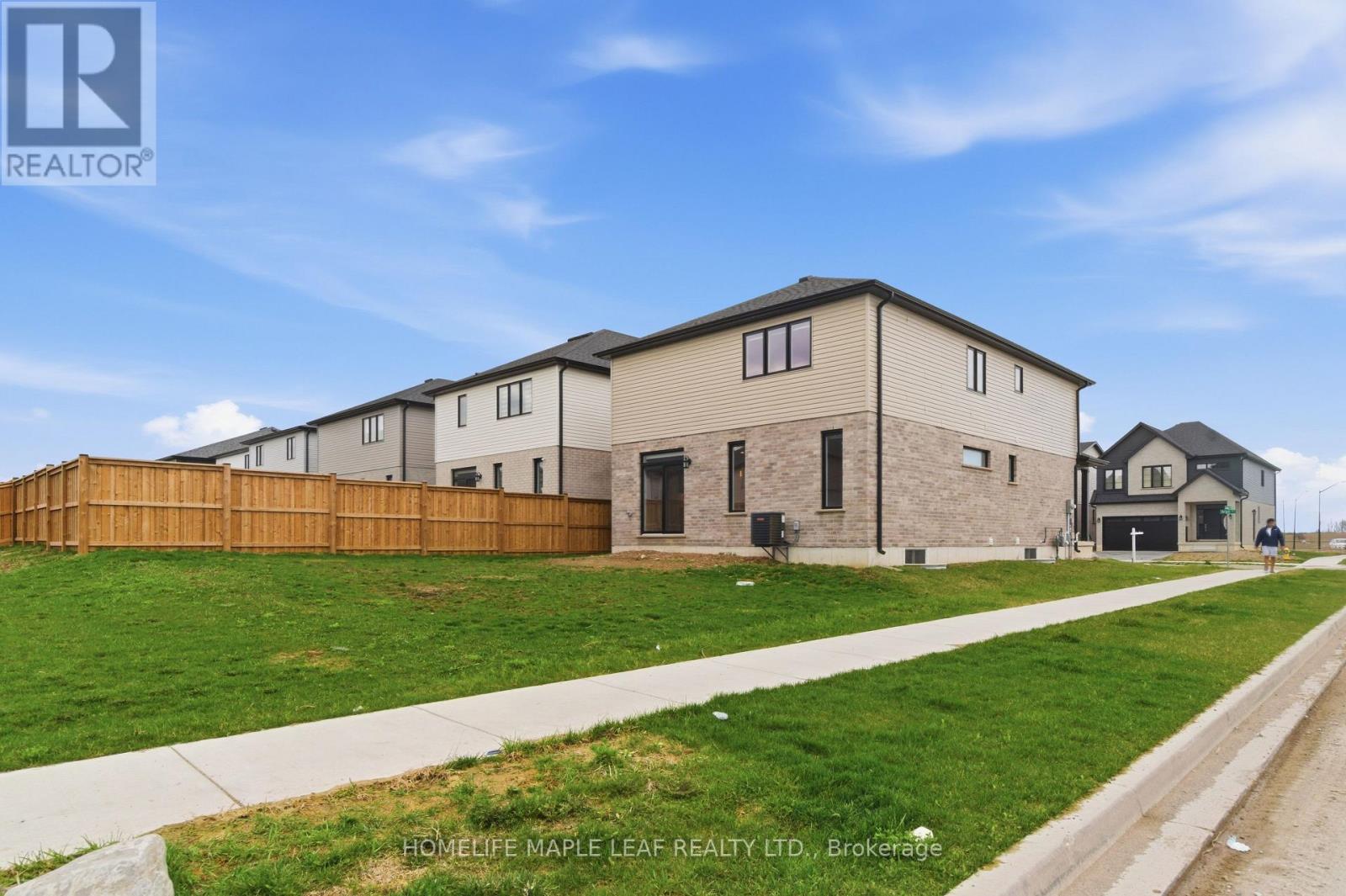 1566 Wright Crescent Property Photo 47