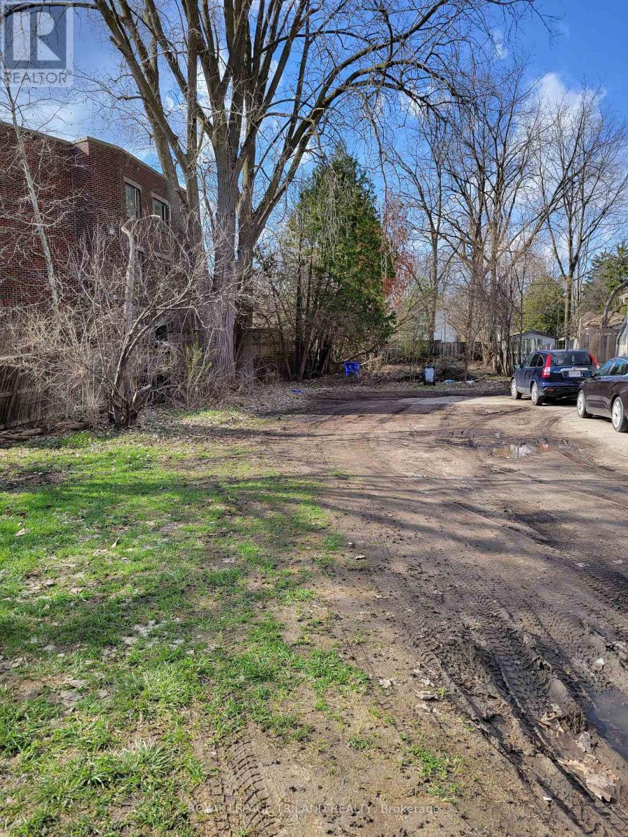 121 Riverside Drive Property Photo 3