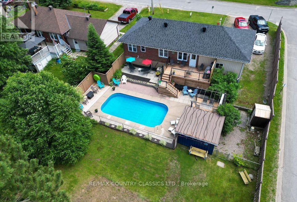 99 Maple Street Property Photo 3