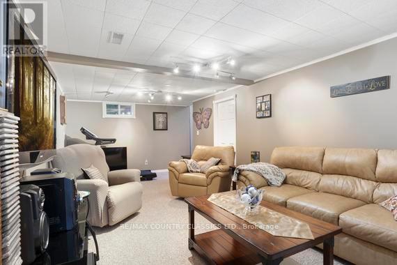 99 Maple Street Property Photo 24
