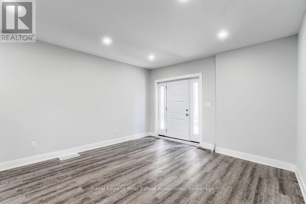 2 - 39 Welland Avenue S Property Photo 3
