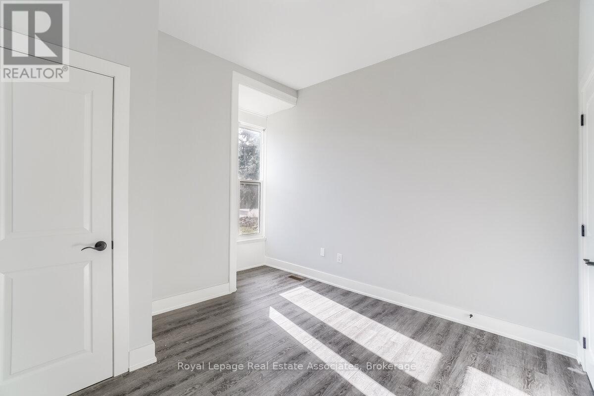 2 - 39 Welland Avenue S Property Photo 9