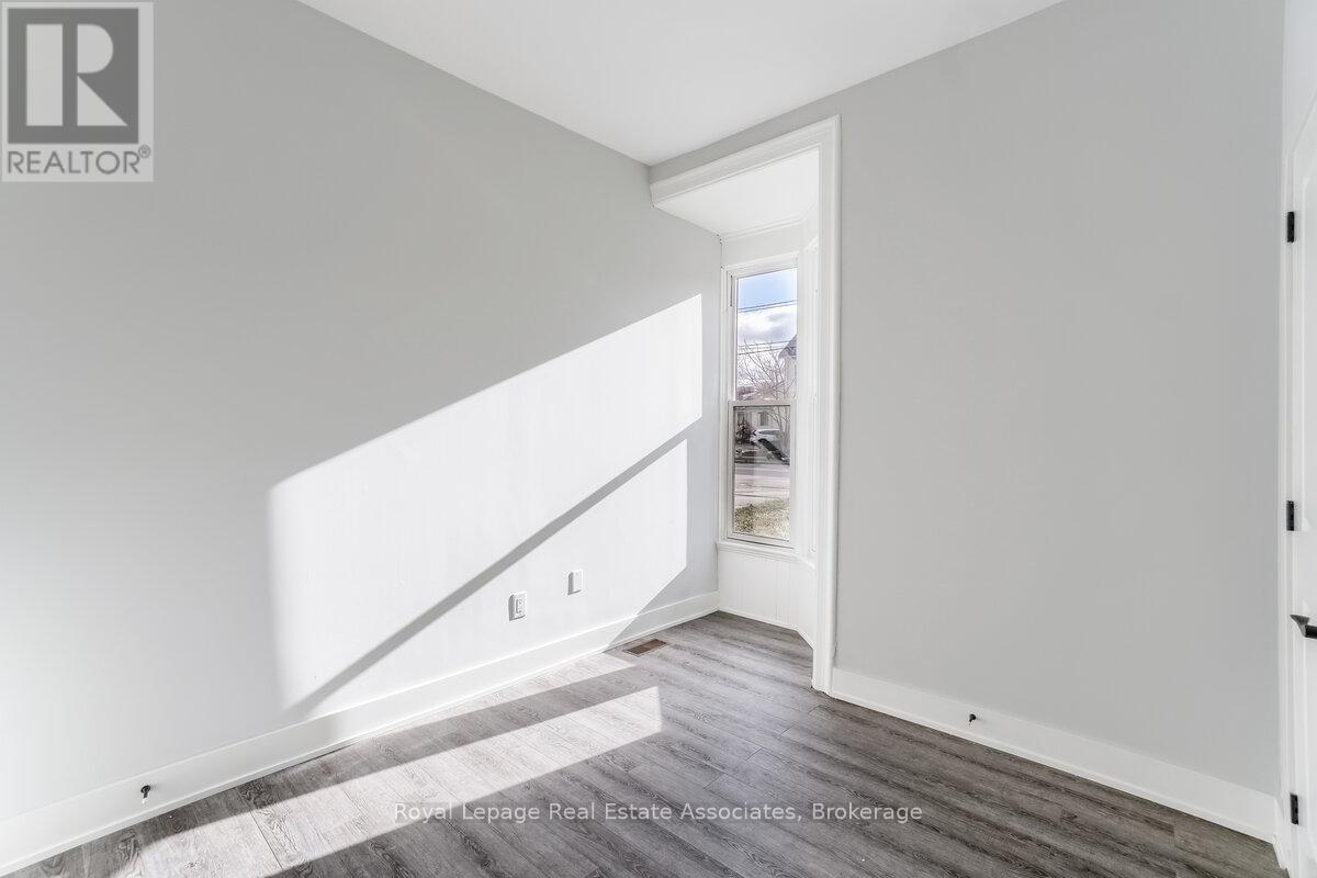 2 - 39 Welland Avenue S Property Photo 10