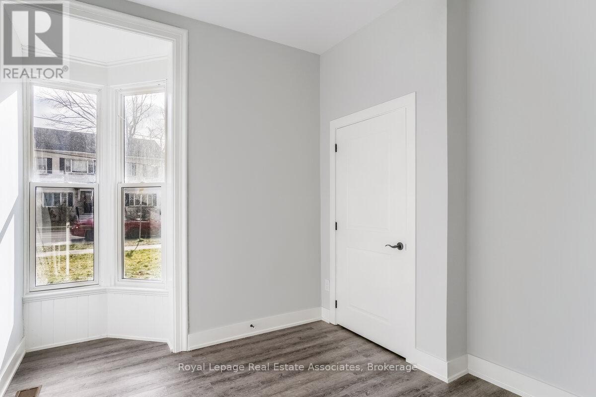 2 - 39 Welland Avenue S Property Photo 11