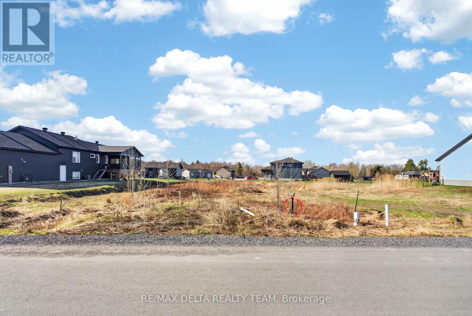 253 Roxanne Street Property Photo 7