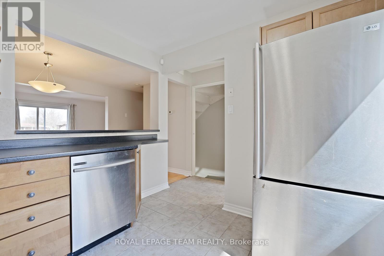 2942 Fairlea Crescent Property Photo 6
