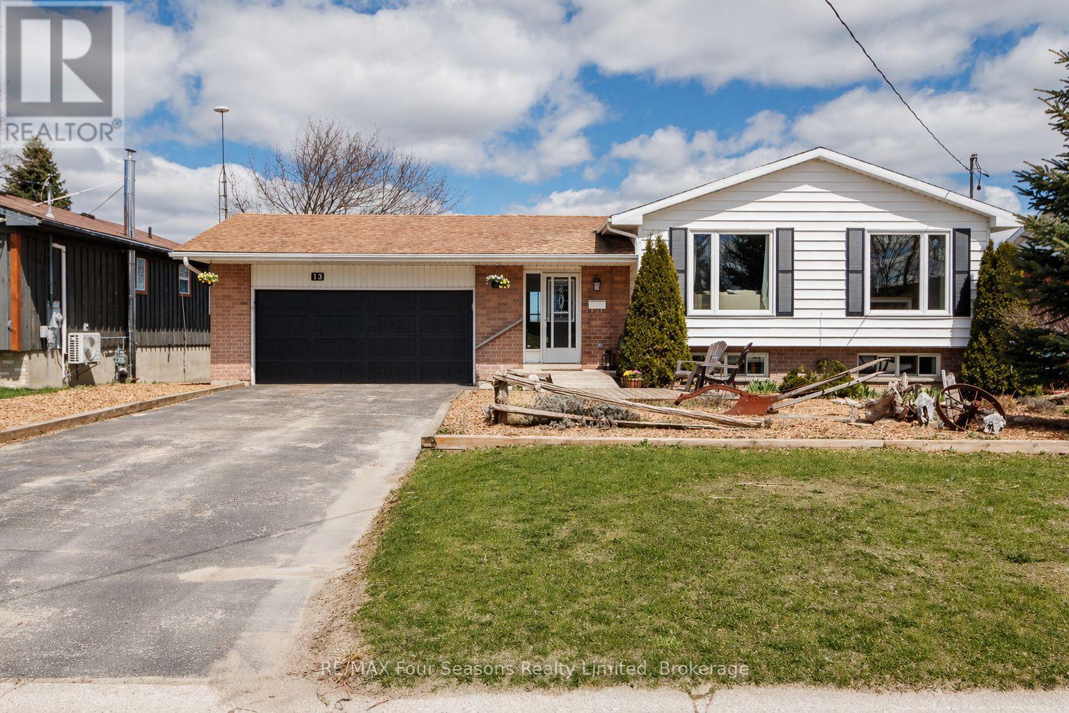 13 Clugston Drive Property Photo 1