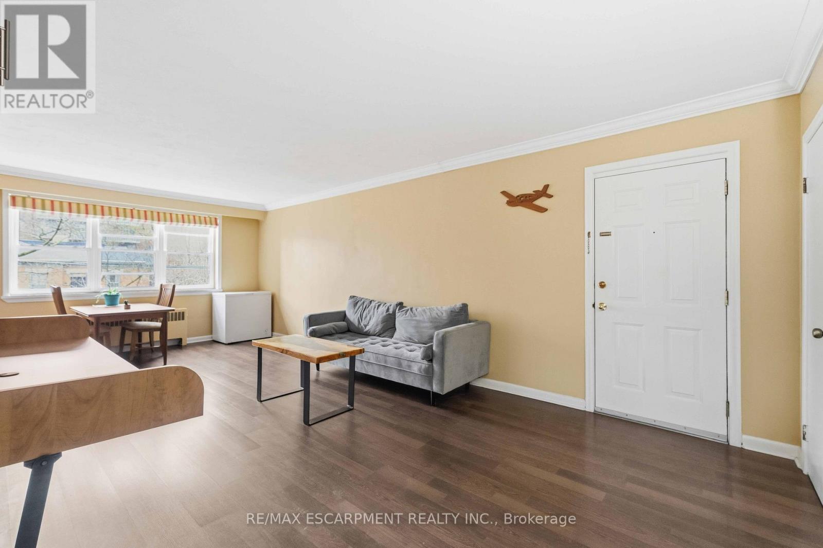 23 - 231 Macnab Street S Property Photo 3