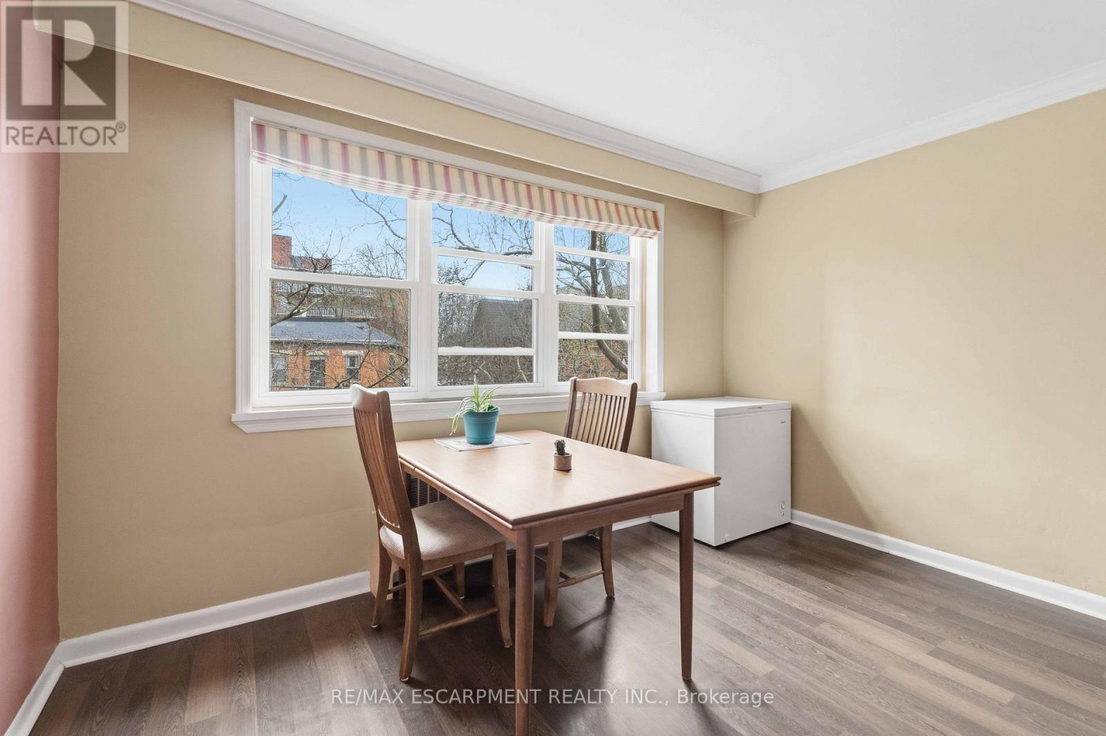 23 - 231 Macnab Street S Property Photo 5