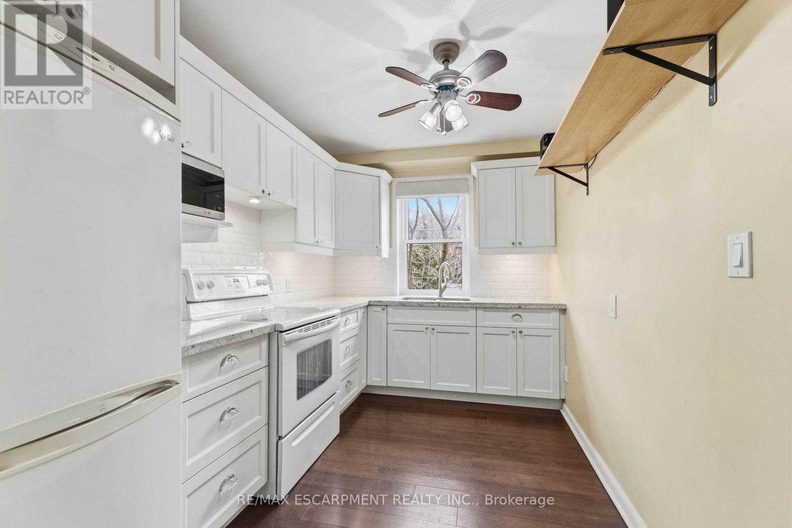 23 - 231 Macnab Street S Property Photo 6