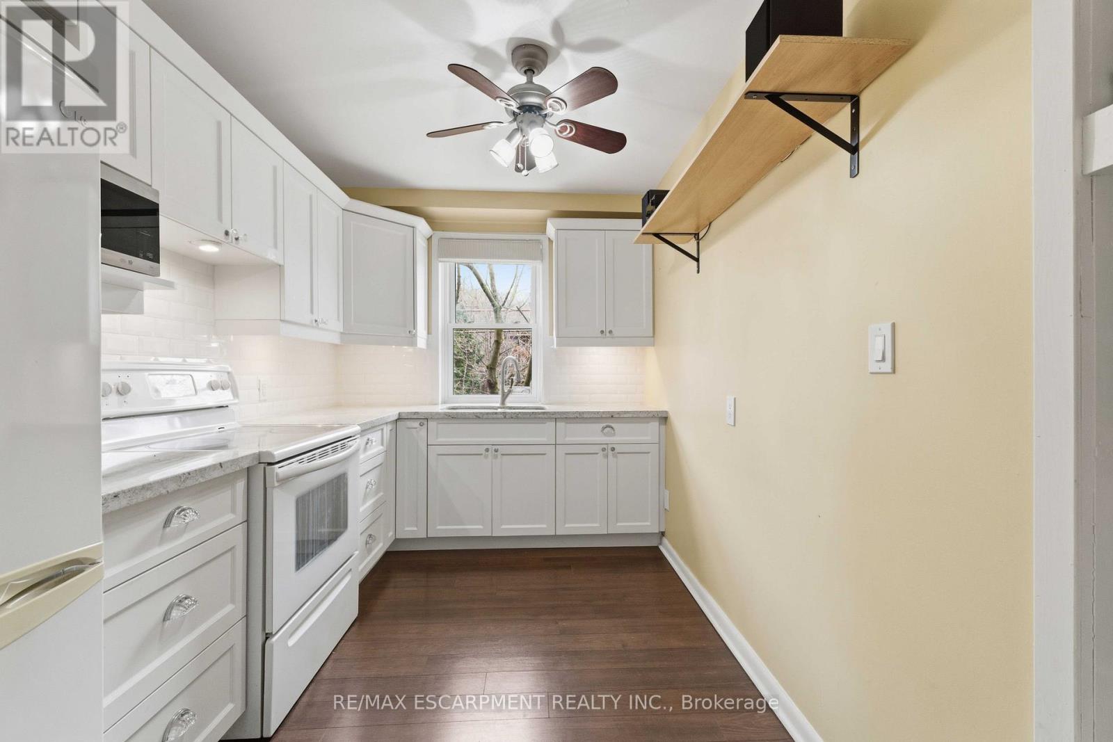 23 - 231 Macnab Street S Property Photo 7