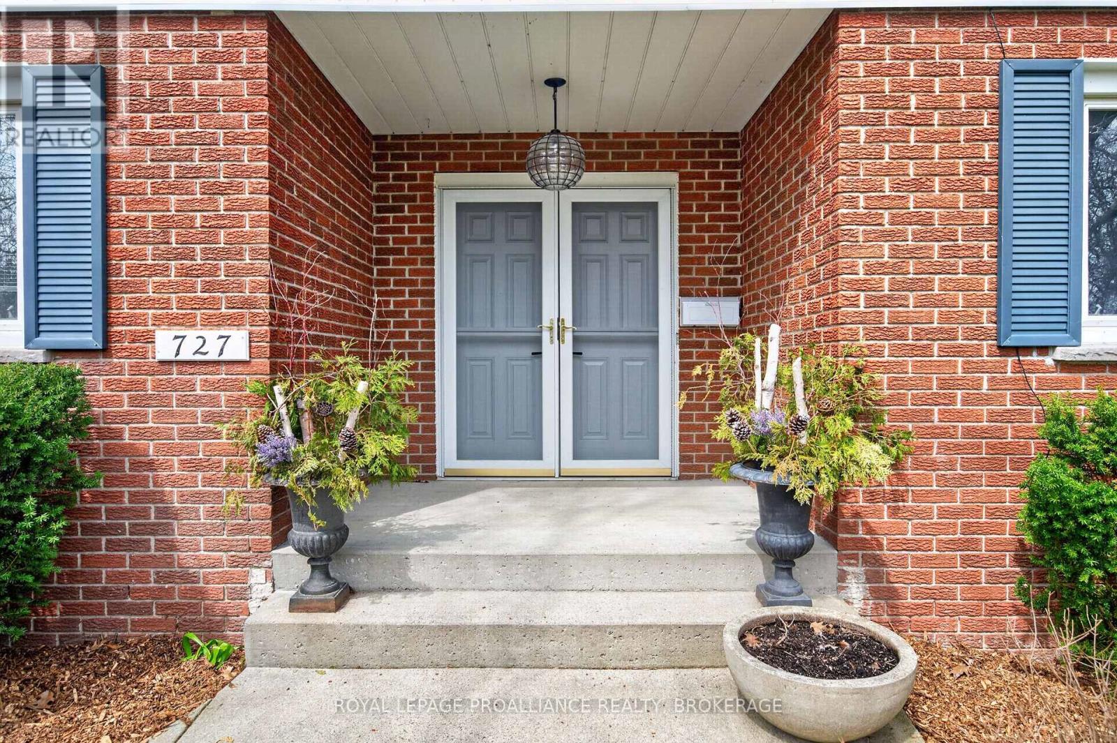 727 Aylmer Crescent Property Photo 2