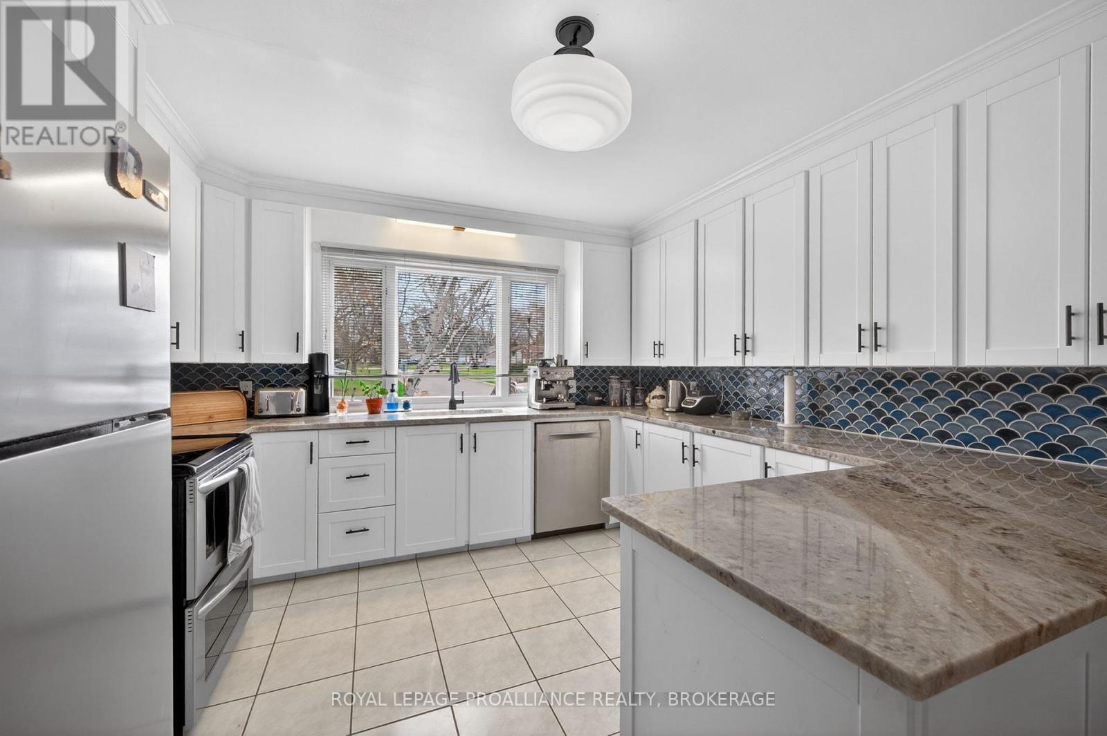 727 Aylmer Crescent Property Photo 8