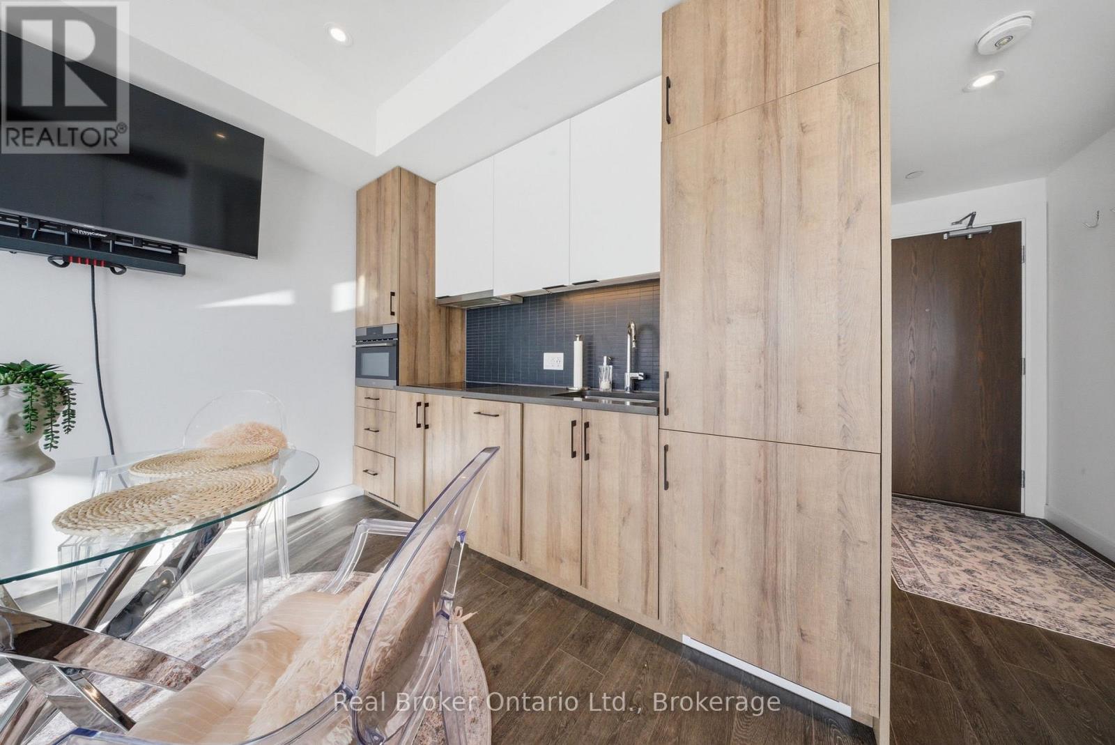 107 - 741 King Street W Property Photo 8