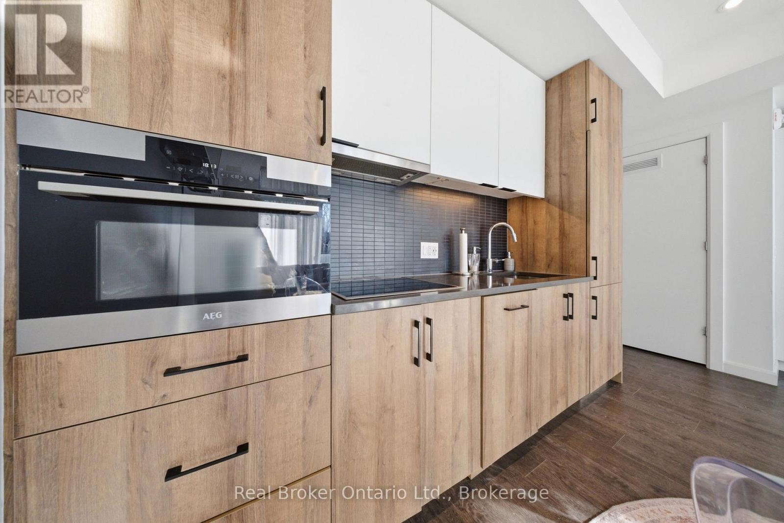 107 - 741 King Street W Property Photo 10