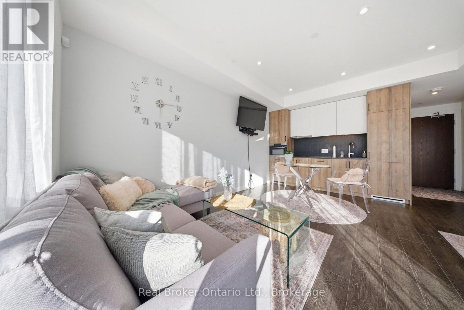107 - 741 King Street W Property Photo 19