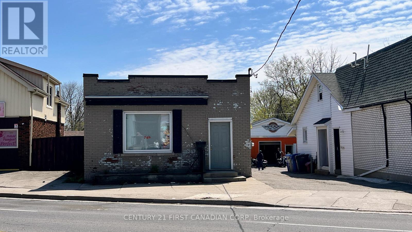 745 & 749 Hamilton Road Property Photo 3