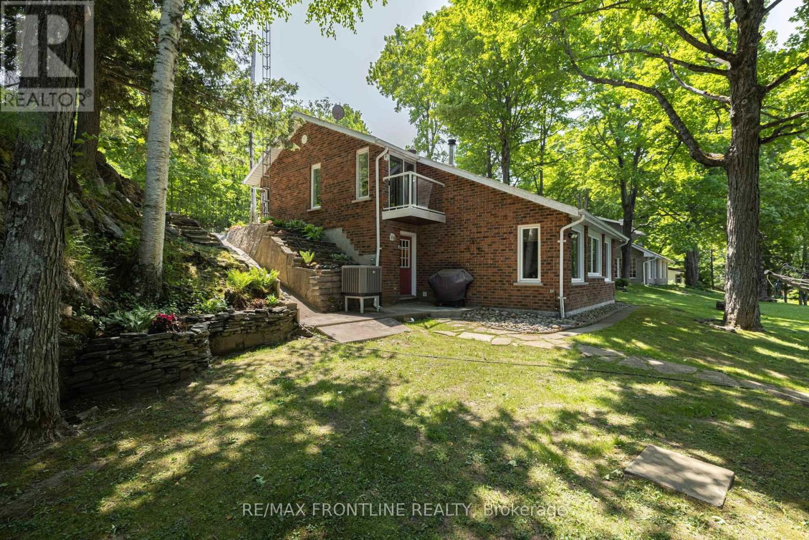 1047 Country Lane Property Photo 2