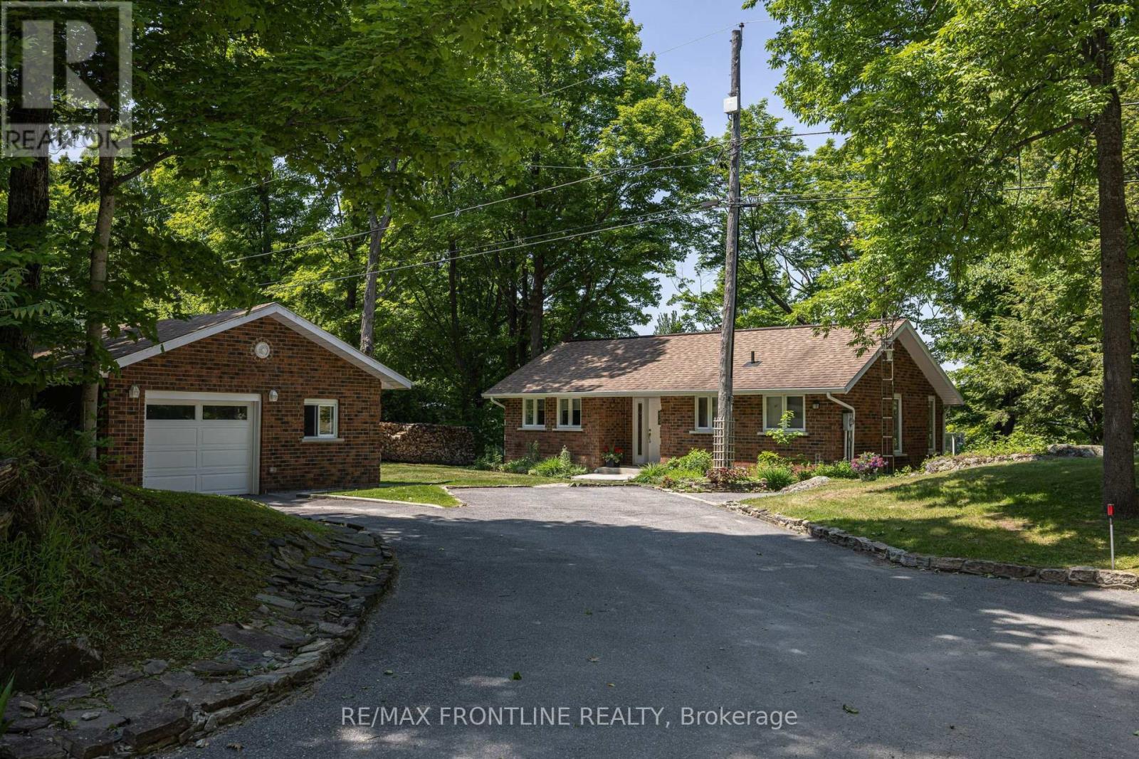 1047 Country Lane Property Photo 5