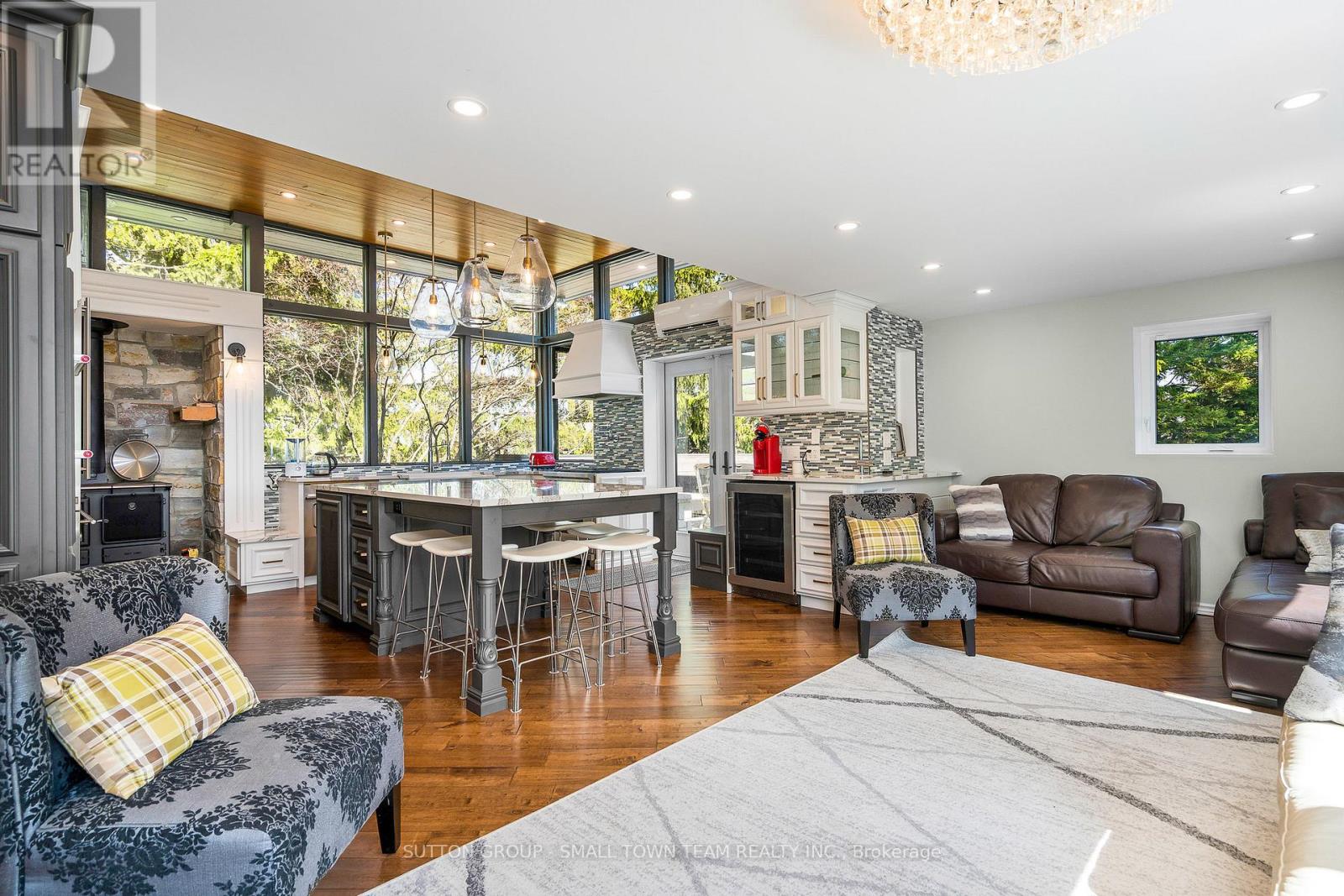 114 Lakeshore Road W Property Photo 3