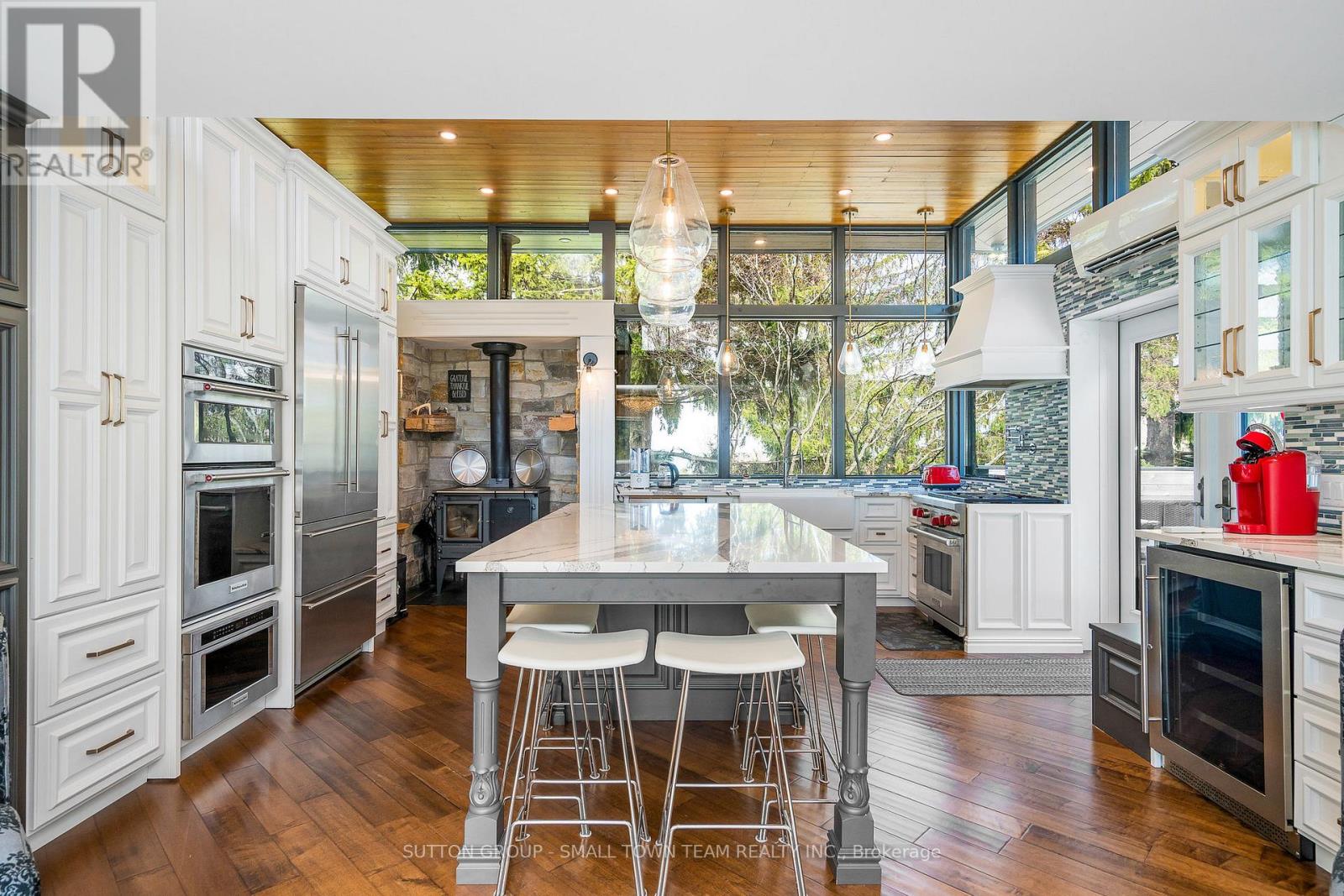 114 Lakeshore Road W Property Photo 4