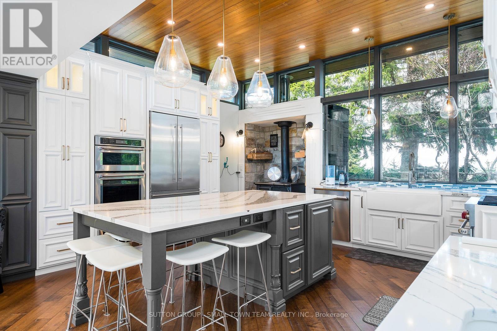 114 Lakeshore Road W Property Photo 5