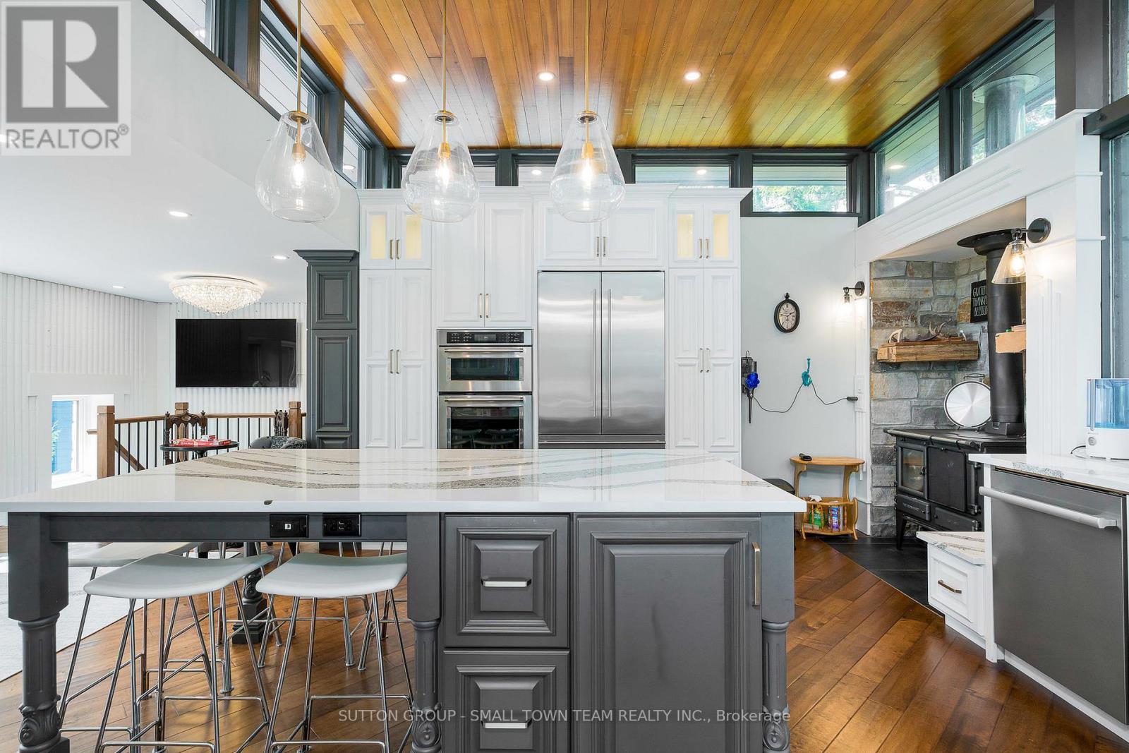 114 Lakeshore Road W Property Photo 7