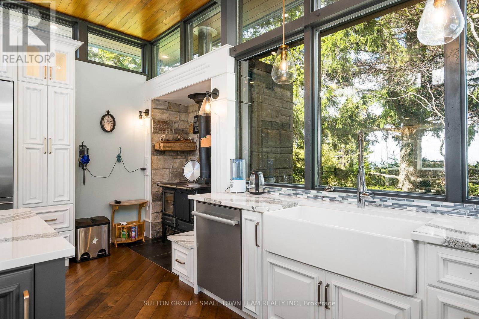 114 Lakeshore Road W Property Photo 8