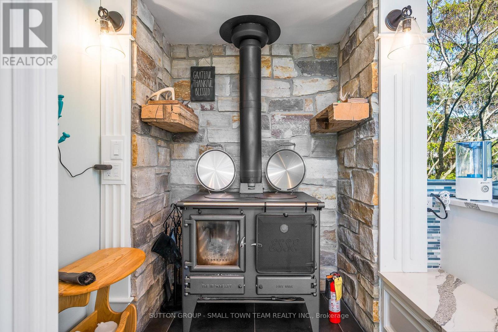 114 Lakeshore Road W Property Photo 9