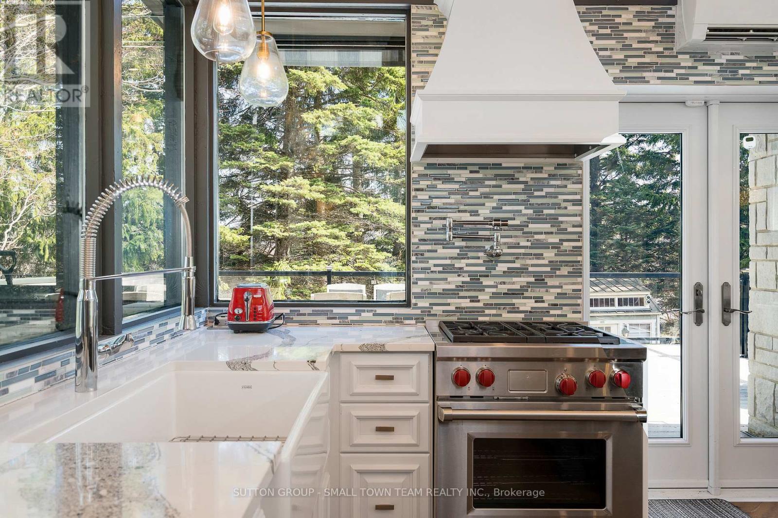 114 Lakeshore Road W Property Photo 11