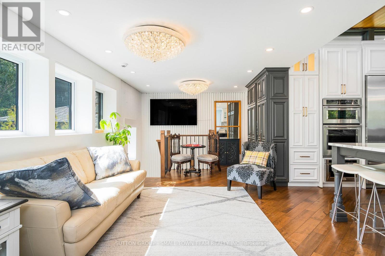 114 Lakeshore Road W Property Photo 14