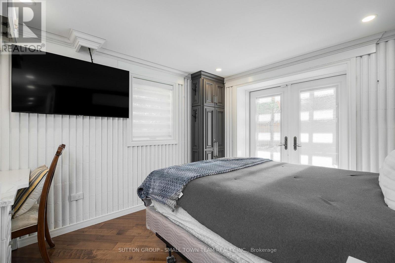 114 Lakeshore Road W Property Photo 21