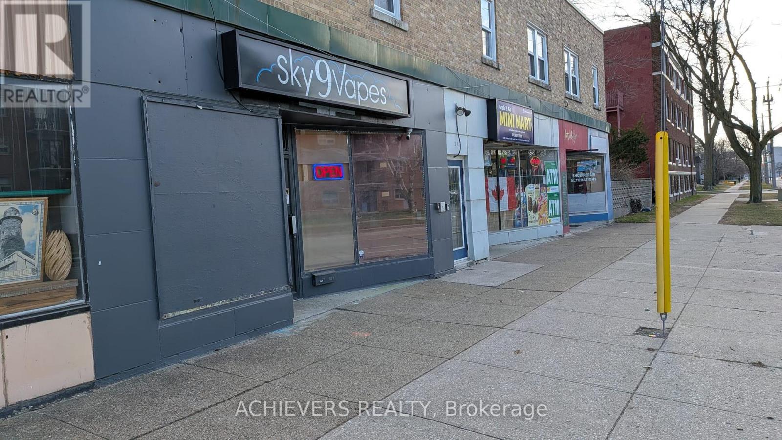 2149 University Avenue W Property Photo 4