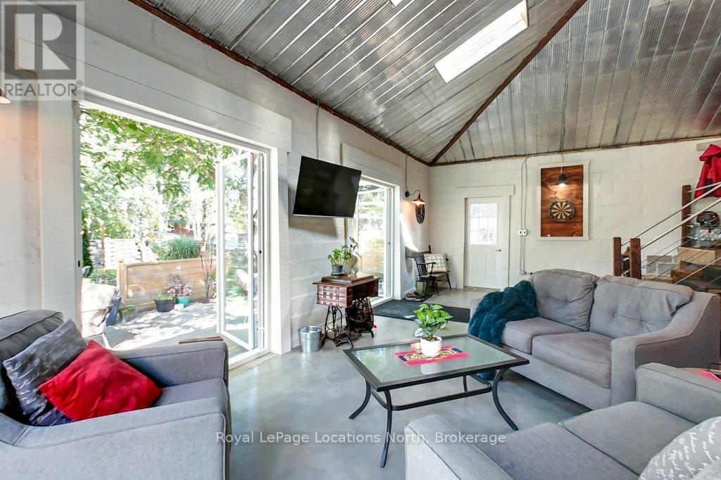 138 Bruce Street S Property Photo 6