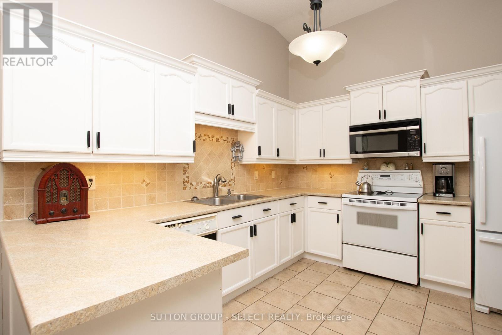 4 - 445 Riverside Drive Property Photo 10