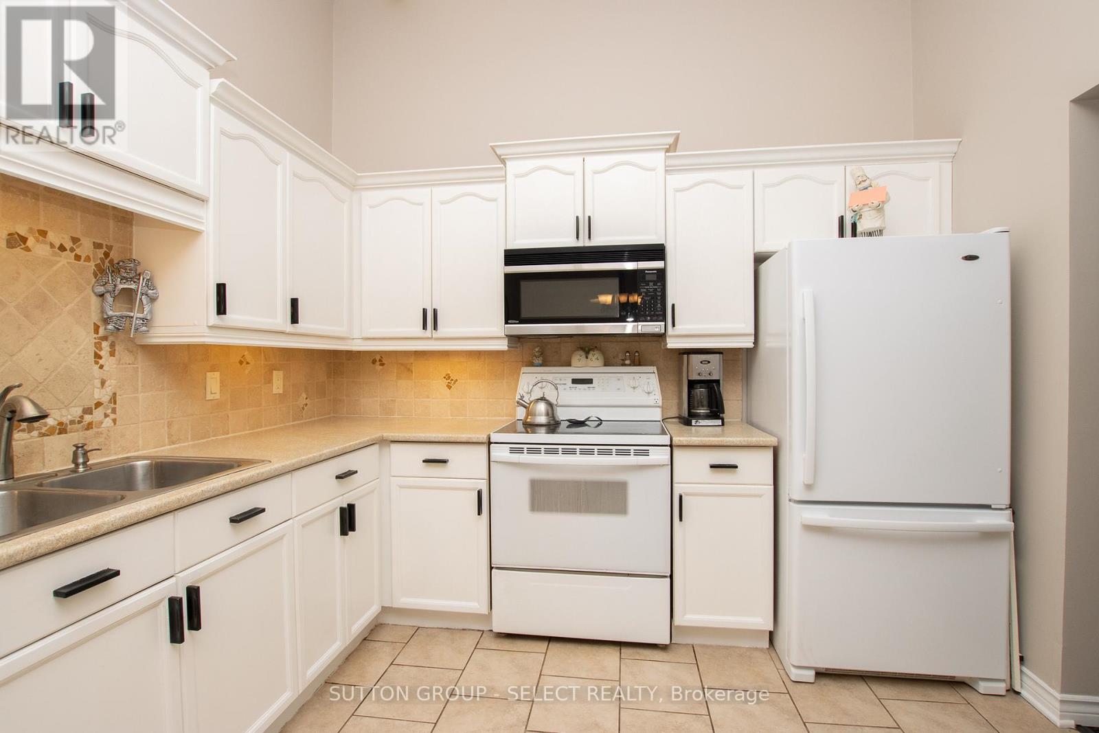 4 - 445 Riverside Drive Property Photo 13