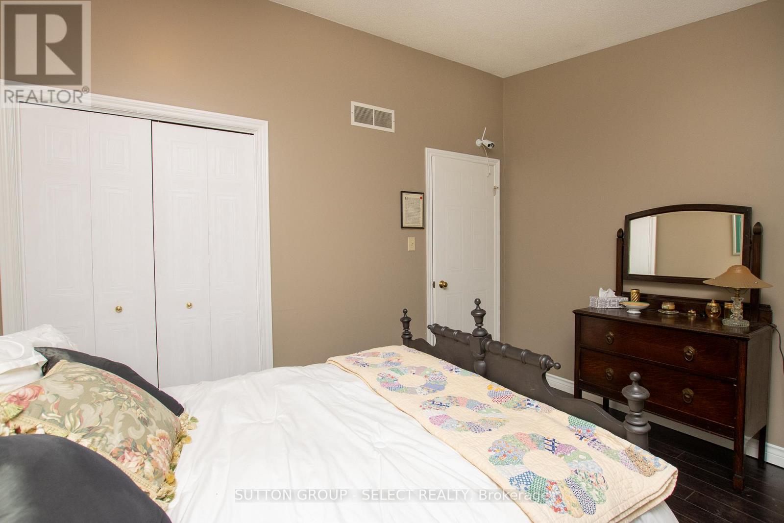 4 - 445 Riverside Drive Property Photo 27