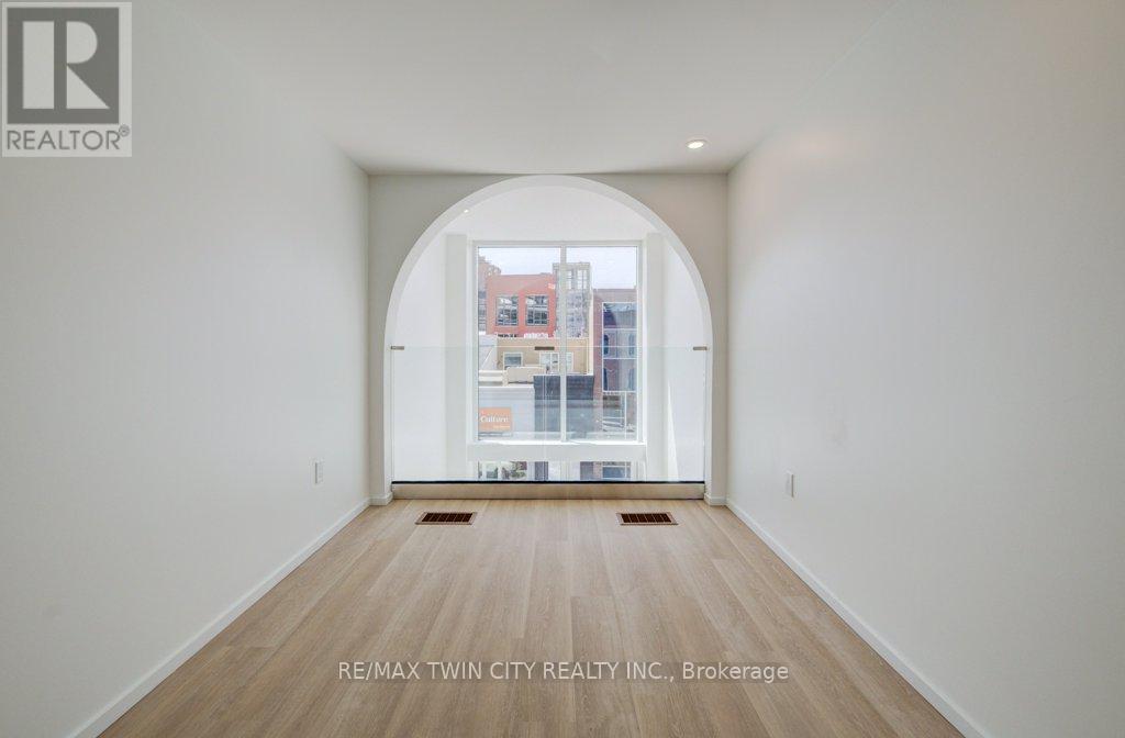 26 King Street E Property Photo 12