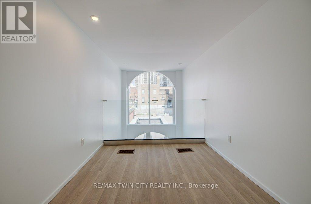 26 King Street E Property Photo 29