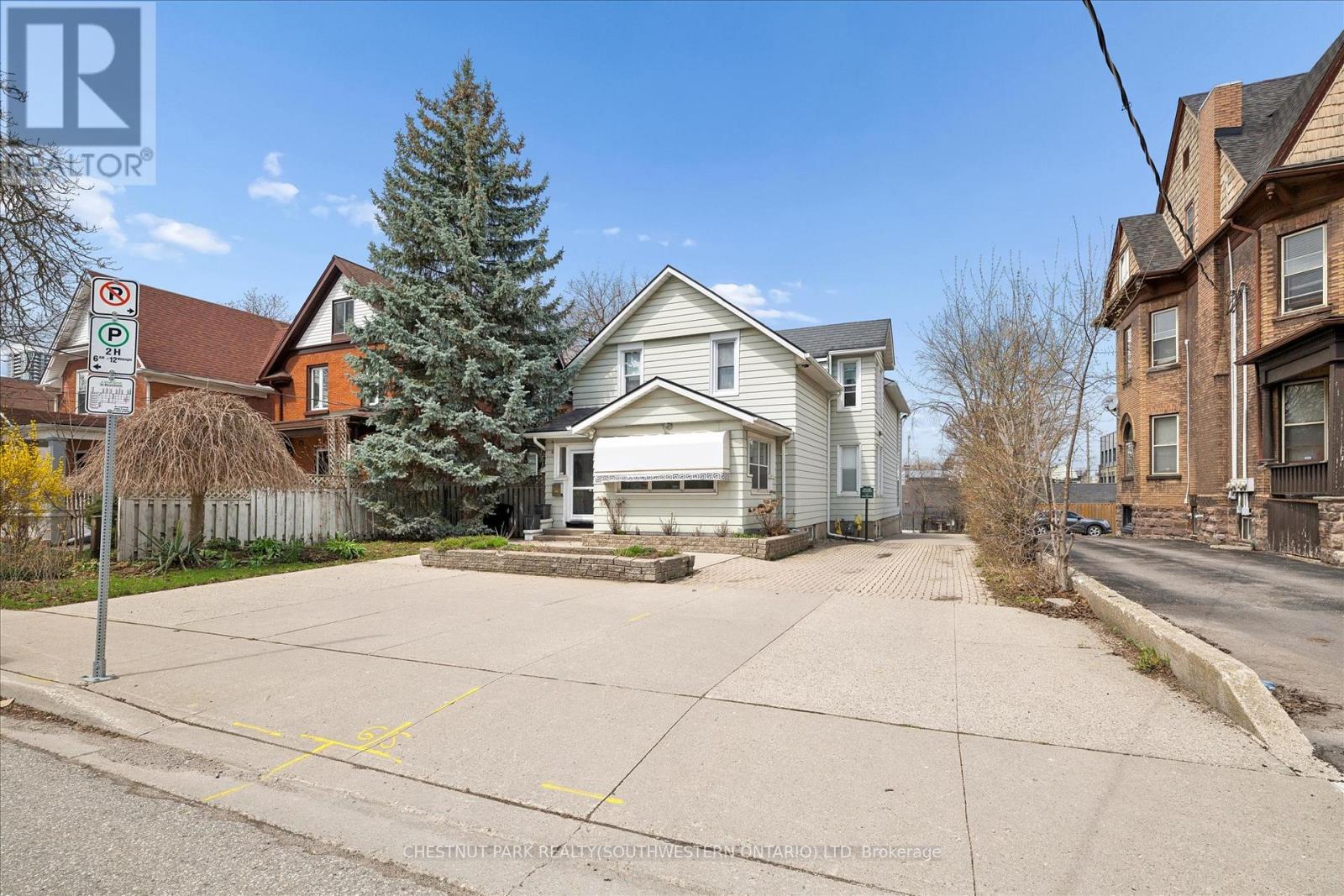 64 Francis Street N Property Photo 4